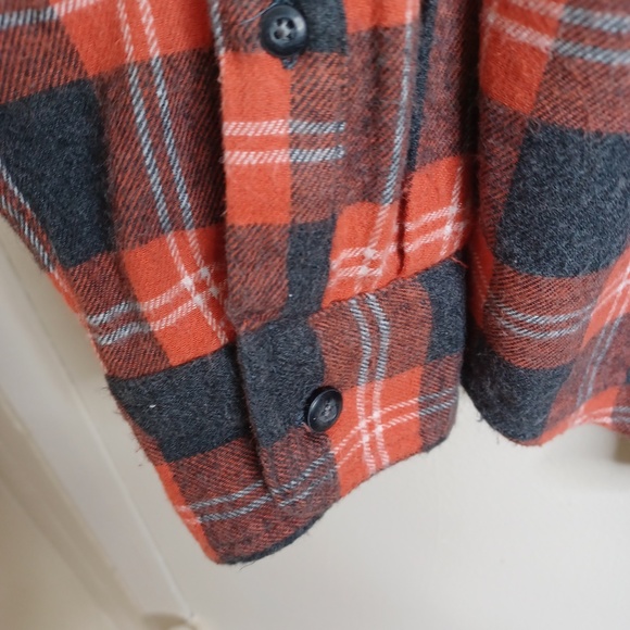 Men's beautiful red plaid shirt. Size small. - Picture 7 of 13